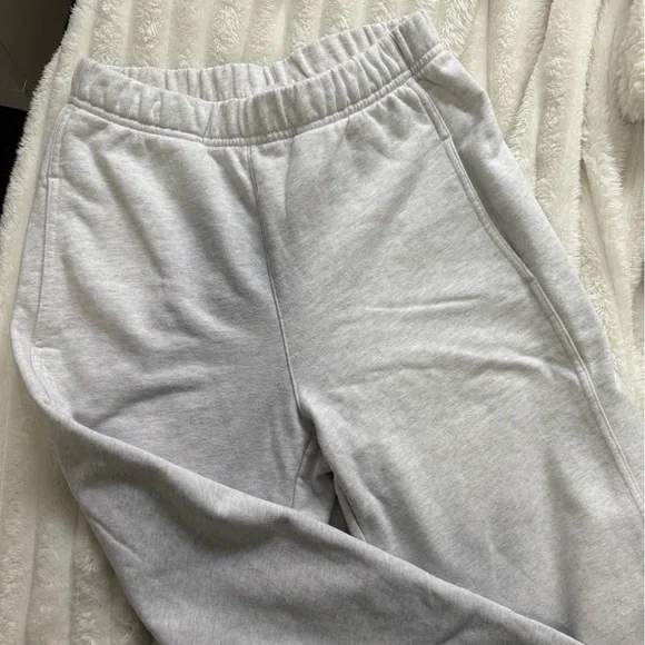 Aritzia Community Straight Hi Rise Sweatpant (Heather Cloud White) - Picture 2 of 9